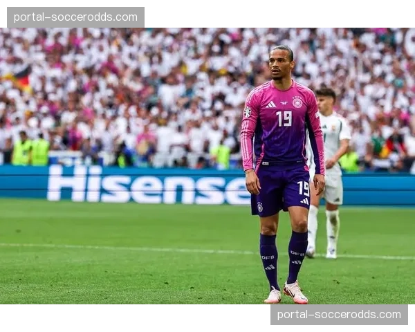 镜头捕捉：斯特拉斯堡进球被VAR判定手球在先取消，主教练在场边激烈抗议