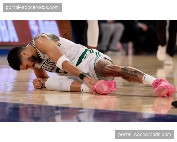 瞬间聚焦：塔图姆成功制造进攻犯规后，与场边教练乌度卡击掌庆祝