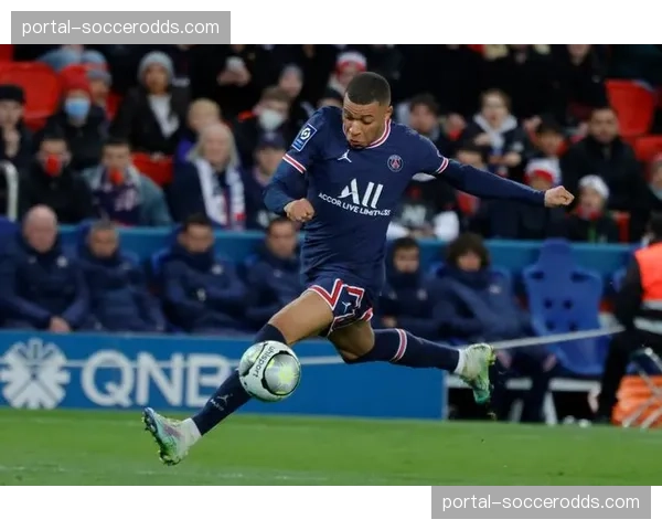 巴黎圣日耳曼1-0小胜里昂，提前三轮夺得法甲冠军